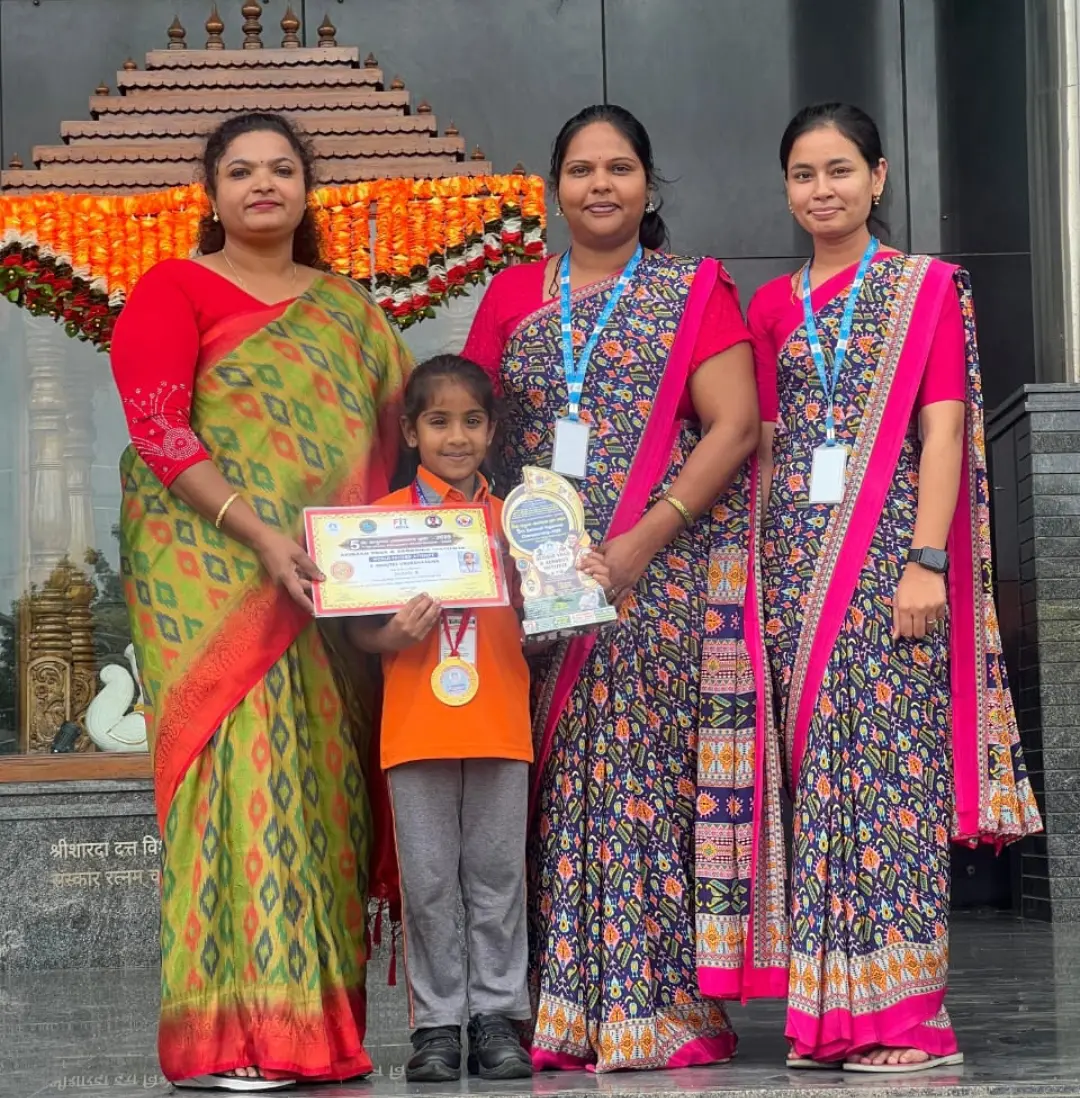 ವರ್ಲ್ಡ್ ರೆಕಾರ್ಡ್ ಪ್ರಶಸ್ತಿ ವಿತರಿಸಿದ ಮುಖ್ಯೋಪಾಧ್ಯಾಯ ಕಾಂಚನ